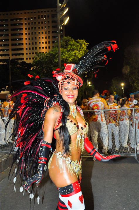 Desde o tema do enredo até às fantasias, tudo é pensado para o carnavalesco paulo barros está de volta com o enredo onde moram os sonhos. Confira o desfile das Escolas de Samba do Rio de Janeiro ...