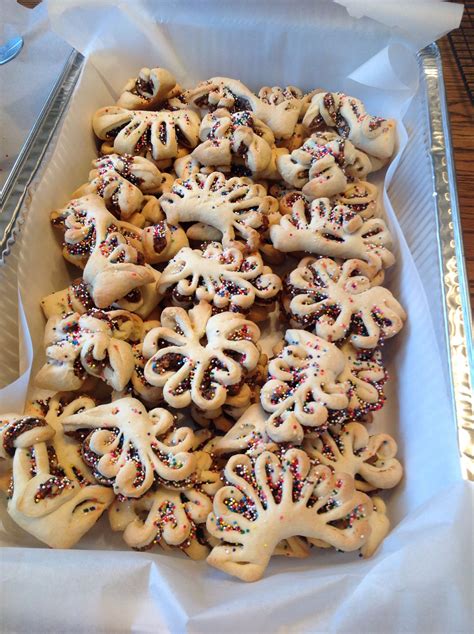 The outer cookie is pastry dough, covered with icing and typically topped with rainbow sprinkles. Sizilianische Cuccidati - Pasta Bolognese ...