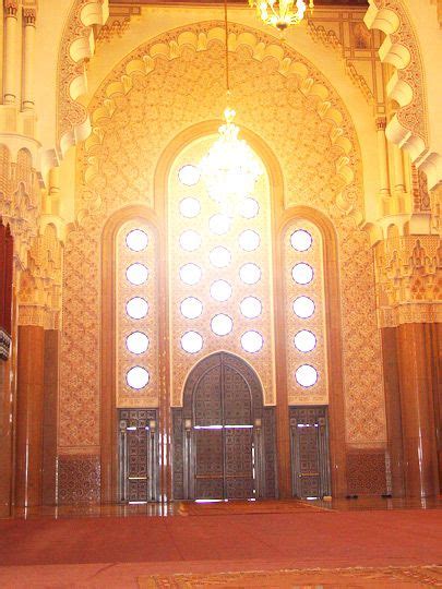 Une salle des fêtes ou salle polyvalente est un lieu public qui est mis à la disposition des habitants pour tenir un évènement festif. CASABLANCA Mosquée Hassan II - Porte Salle des Prières | Islamic architecture, Morocco, Dome ceiling