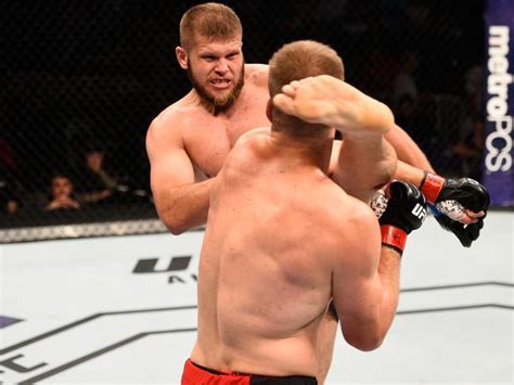 Proti sobě nastoupili šampion michal martínek a vyzyvatel se zkušenostmi z ufc. UFC: Marcin Tybura KO's Viktor Pesta with head kick