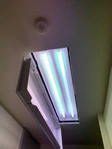 深夜東京の6畳半夢を見てた 灯りの灯らない蛍光灯 明日には消えてる電脳城に 開幕戦打ち上げて いなくなんないよね. キッチン天井の照明カバーを外して蛍光灯交換 女性一人で出来 ...