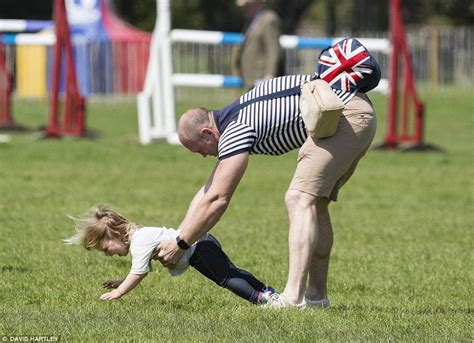 Van wikipedia, de gratis encyclopedie. Mia horses around with dad Mike Tindall as Zara competes ...