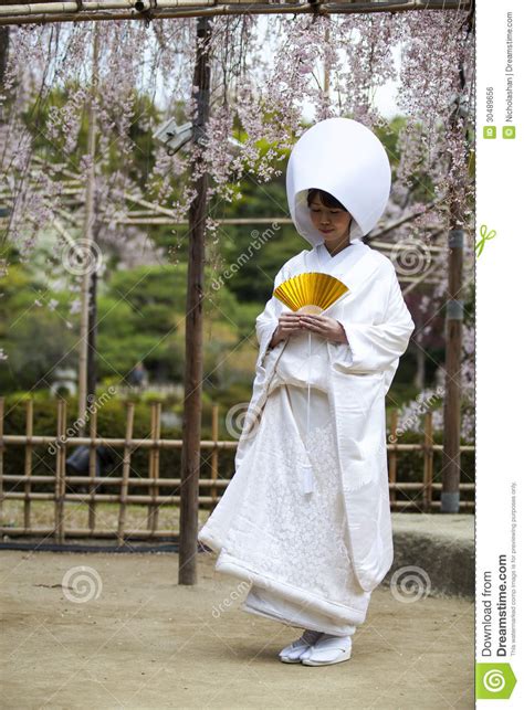 Hochzeitskleid ~ hochzeitskleider (brautkleid) und mode für die braut hochzeitsmode fast jedes kleid oder ensemble passt. Japanisches Traditionelles Hochzeitskleid Redaktionelles ...