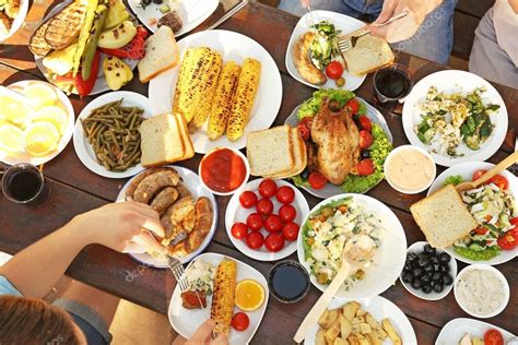 Hier unter schatten spendenden reben, wetterunabhängig überdacht, liegt ein kleiner garten eden. Freunde essen beim Picknick — Stockfoto © belchonock ...