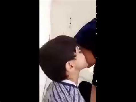 Ya ampun di gituin anak nya. Live ! Video Anak Smp belajar ciuman dengan anak kecil di ...