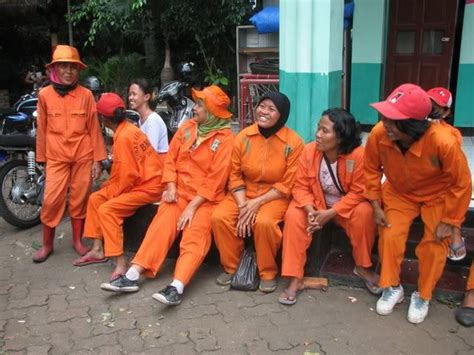 Cara melamar kerja jadi tukang sapu jalanan. Cara Menjadi Sapu Jalanan / Ini Harga Truk Pembersih Jalan ...