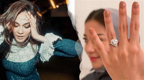 Pasti sudah tau dong kalau cincin lamaran atau cincin pernikahan juga sudah bisa dibeli dari online shop. Lihat Reaksi Luna Maya saat Nikita Willy Tunjukkan Cincin ...