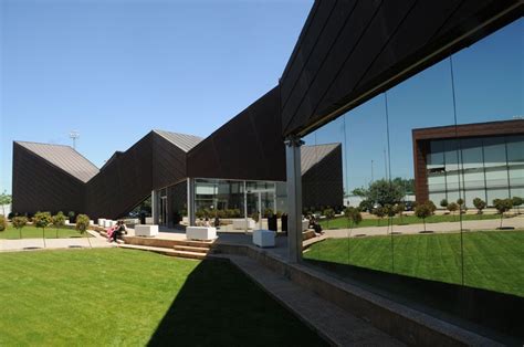 Además el 86% de sus graduados trabajan en un puesto relacionado con sus estudios.la universidad católica de valencia es una de las 7 únicas. Sede de la Universidad Católica de Valencia en Alzira (Giner & Bono Arquitectos). Cobre util ...