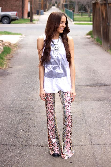 Honestly, bell bottoms or flares, in general, are for pretty much anyone. Pink Floral Bell Bottoms (met afbeeldingen)