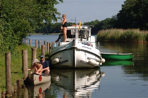 Les pénichettes classiques sont devenues célèbres grâce à leur ressemblance avec les péniches traditionnelles.traditionnelles, idéales pour les couples et les familles. Penichette 935W - Locaboat Holidays - Sleeps up to 5 ...