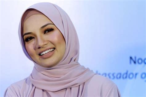 Semakin detail corak dan motif pada pakaian, semakin anggun dan mewah busana yang dipakai. Dulu Pernah Rasa Bangga Bila Orang Cakap Muka Sama Macam ...