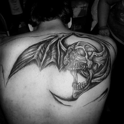 6 tato mawar tribal tengkorak terbaru tatotuti tato tribal tengkorak, setelah sebelumnya kami memberikan koleksi tentang tato di paha pria dan wanita kali ini kami akan memberikan koleksi 6. Tato Tengkorak Bersayap - Rahman Gambar
