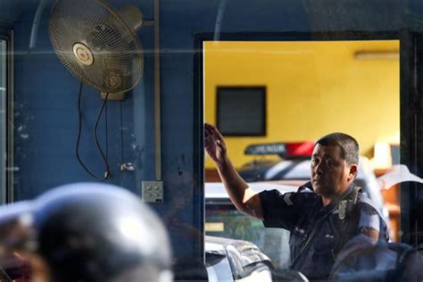 He died shortly afterward.credit.footage from kuala lumpur airport security cameras obtained by fuji tv, via associated press. PEMBUNUHAN KIM JONG-NAM: Bisa Saja Siti Aisyah Tidak ...