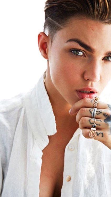 Wie viele mm von der kopfhaut usw. Ruby Rose! Ich bin ein zermalmtes Mädchen und nicht schwul ...