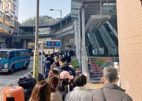 紅磡站（英語：hung hom station），城際直通車则稱之為香港紅磡站（英語：hong kong hung hom station），车站启用初期被稱為九龍站（英語：kowloon station），是一個位於香港九龍油尖旺區紅磡灣暢運道，屬於港鐵東鐵綫與西鐵綫的鐵路轉乘站，同時. 紅磡寶石戲院大廈強檢現人龍 居民等足1個鐘批安排差｜即時新聞｜港澳｜on.cc東網