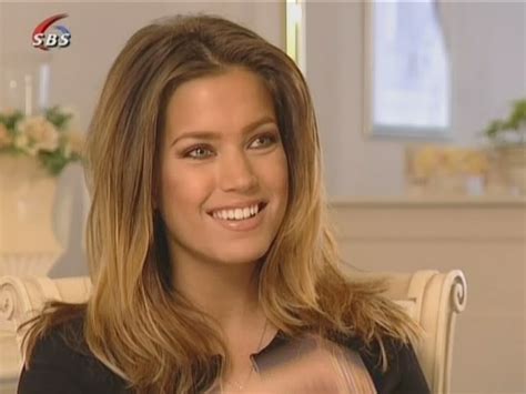 Welcome to my official facebook page! Just-Jared-dutchbabe: Sylvie van der Vaart - Meis Voetbal ...