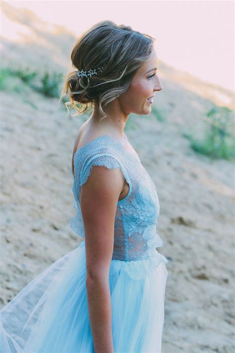 Sie können zwischen langen oder kurzen brautkleidern, strandhochzeitskleidern, brautkleidern in übergrößen. Ein blaues Brautkleid | Braut, Brautkleid und ...