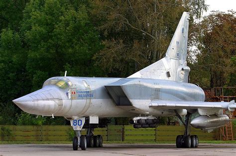 The empty weight and maximum takeoff weights of the aircraft are 53,500kg. AviationsMilitaires.net — Tupolev Tu-22M (OTAN : Kaz-A ...