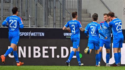 Holstein kiel at a glance: 1:0 in Köln - Holstein Kiel dicht dran an der Bundesliga ...