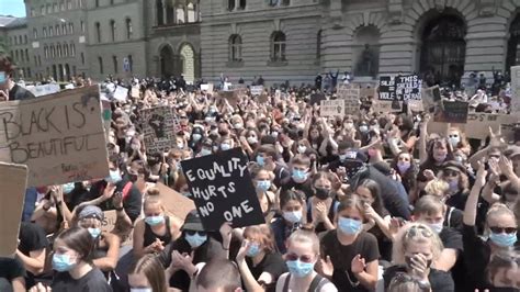 Der bundesplatz in bern ist seit montagmorgen von klimaaktivistinnen und aktivisten besetzt. Anti-Rassismus-Demonstration auf dem Bundesplatz | St ...