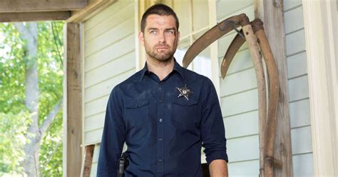 A recently paroled master thief assumes the identity of sheriff lucas hood in banshee, pa., where his former lover and partner in crime relocated years ago and reinvented herself as carrie hopewell, the wife of the town's prosecutor. Banshee saison 4 : il n'y aura que 8 épisodes - Terrafemina