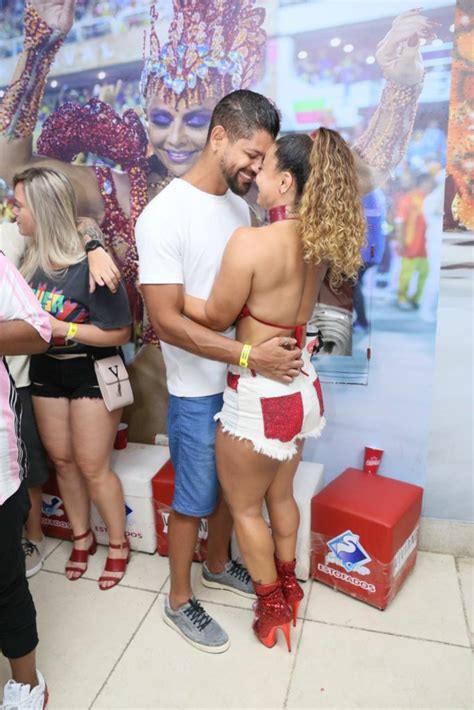 Viviane araújo chega para desfile das campeãs: Viviane Araújo troca beijos com namorado no ensaio da ...