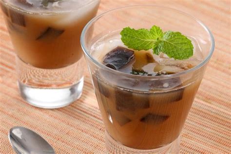 Sedangkan, cincau hitam berasal dari mesona palustris bl. Es Cincau Coklat / Es Cincau Hitam Resep Es Cincau Dengan Aneka Rasa Minuman Starbucks / Minuman ...