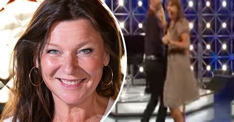 Under åtta måndagar bjuder lotta på en riktigt härlig stämning med stora artister som gästar scenen. Lotta Engbergs okända förflutna - artistens nobb bakom ...