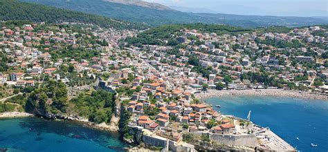 Kotor has dropped an anchor between the gray mountains and the sea, and veiled its life behind the high and wide ramparts. Monténégro : Voyage Ulcinj | Séjours et Circuits sur mesure