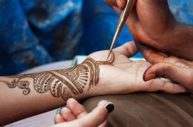 Tijdelijke wenkbrauwen met een natuurlijke look. Veelgestelde vragen over henna - Wellness Academie