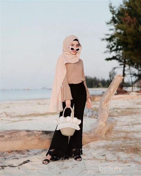 Selain menggunakan hijab yang nyaman dipakai, kamu juga harus memilih model atasan dan bawahan yang pas. Mau Tampil Kece Saat Berlibur? Cek Yuk 5 Gaya OOTD Hijab ...