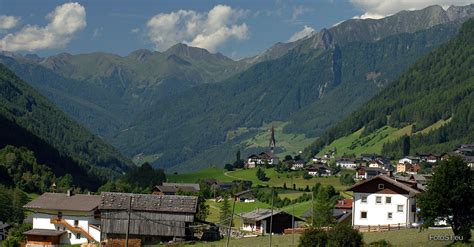 An den berghängen hoch zum alpenhauptkamm warten. Urlaub im Ahrntal - in einem der schönsten Orte Südtirols