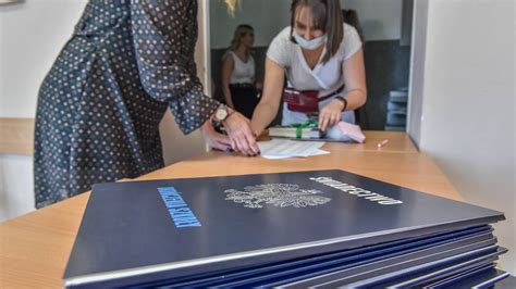 Materiały będą dostępne niedługo po. Terminy matur 2021. Kiedy matura 2021? CKE podała ...