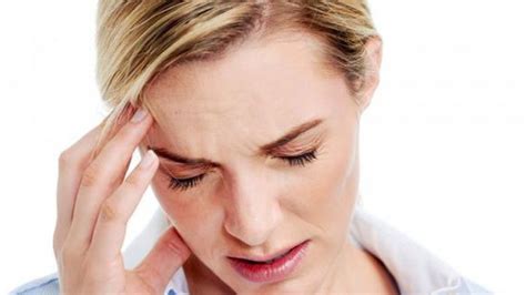 Sakit yang berdenyut di sebelah kepala sahaja dengan tekanan di belakang mata. Tips Mudah Cara Hilangkan Sakit Kepala Migrain tanpa obat ...