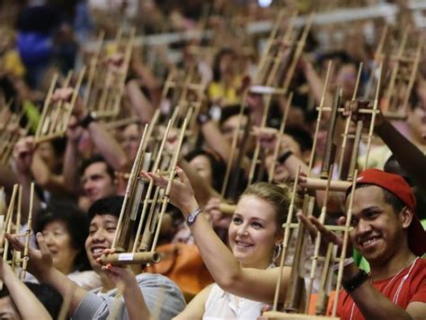 Dalam pembawaanya musik tradisional seringkali ditampilkan dengan bahasa, gaya, dan tradisi yang khas. sebutkan 3 instrumen musik yang dapat dipandang sebagai simbol musik dan dari daerah yang ...