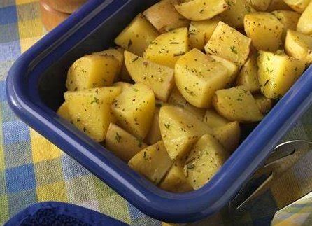 Las patatas son una excelente guarnición para muchísimos platos, ya sean de carne o de pescado. Patatas al microondas - Receta fácil paso a paso