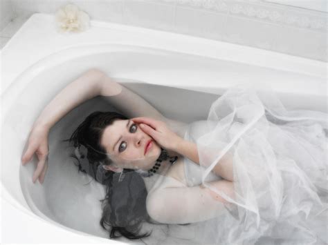 Nach dem sex in die badewanne. Hintergrundbilder : Weiß, Porträt, nass, Badewanne ...