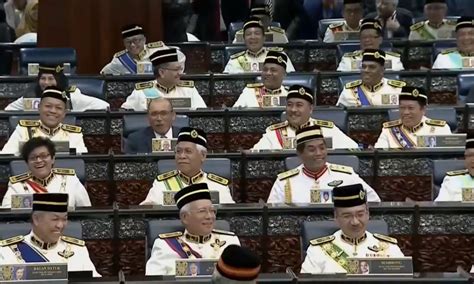 Ia sekali gus menceriakan suasana pembukaan dewan rakyat. Semua sila duduk dan jangan lari, usik Agong