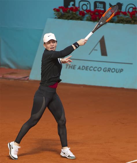 Ce anticipează specialiştii pentru roland garros. Simona Halep - Mutua Madrid Open Training Session in ...