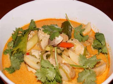 Diese asiapfanne mit nudeln, huhn und brokkoli ist lecker, gesund und blitzschnell selbst gemacht. Tom Ka Gai, die thailändische Kokossuppe | Thai gerichte ...