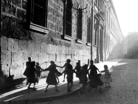 Las más populares fueron la granja de animales y la lluvia de espuma. Calle de la Universidad 1954 | Niñas y niños jugando en la ...