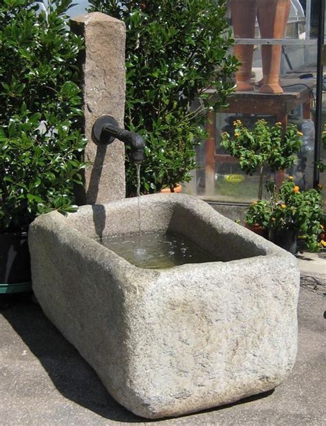 Brunnen, wasserläufe, quellsteine oder ein teich wasser bringt leben in den garten und übt auf das auge eine größere anziehungskraft aus als jedes andere element in der landschaftsgestaltung. Steinbrunnen für den garten