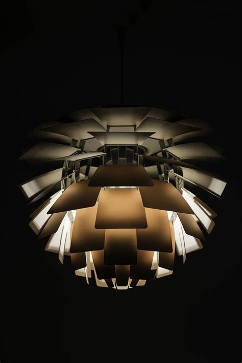 The structure is made of twelve steel arches. Poul Henningsen Artichoke ceiling lamp | Lampor