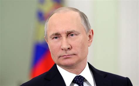 He grew up with his family in a communal apartment, attending the local grammar and high. Vladimir Putin arrasa en Rusia tras eliminar a sus opositores