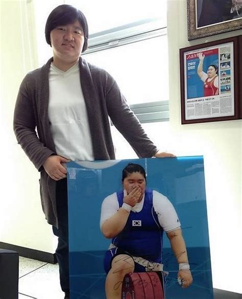 온라인 커뮤니티 캡처 현역 시절 무제한급에서 활약했던 장미란은 115㎏ 정도의 체중을 유지하기 위해 꾸준히 음식 조절에 신경을 썼던 것으로 알려졌다. 최근 다이어트 성공한 원조 '우리 누나' 장미란 - 인사이트