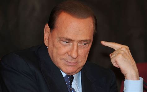 Berlusconi riporta in alto il mito del grande cinema italiano, eclissando la figura di fellini. Berlusconi contestato da ragazze a seno nudo - Live Sicilia