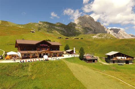 Wanderkarte und reiseführer für ganz südtirol mit touren, unterkünften, highlights und tipps. Rifugio Fermeda Hütte - Camere Zimmer in Seceda Alm - St ...