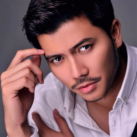 Ketupat palas mr handsome tengku ruzaimi or kruz is an arrogant, metrosexual and spoiled rich kid who recently won the competition of a popular teen magazine. Man Central: Fattah Amin: In Casual Wear