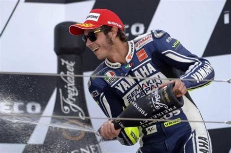 (valentino rossi si ubriaca in un pub londinese). Valentino Rossi è l'italiano più amato su Twitter e Facebook