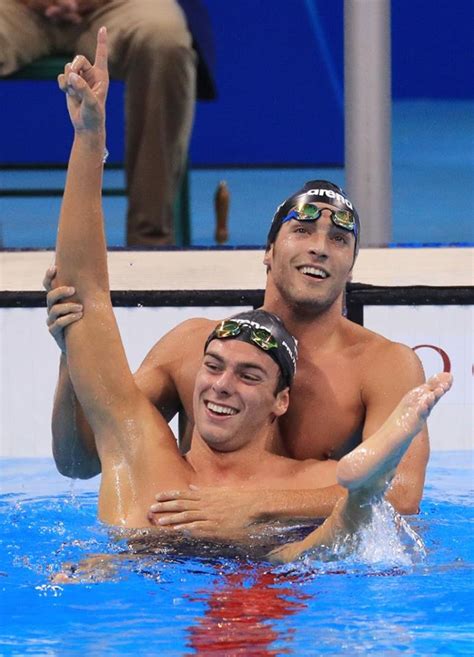 Gabriele detti ha ottime ragioni per sorridere. Gregorio Paltrinieri, Gabriele Detti e il loro tenero ...